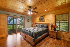 2 bedrooms, iron/ironing board, free WiFi, bed sheets - Secluded Getaway/Pet friendly/King beds/Fire pit/Arcade/Hot tub/Mins to GBPF (Gatlinburg)