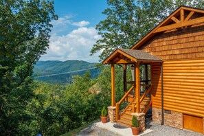 Exterior - Secluded Getaway/Pet friendly/King beds/Fire pit/Arcade/Hot tub/Mins to GBPF (Gatlinburg)