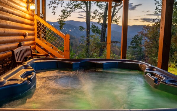 Outdoor spa tub - Secluded Getaway/Pet friendly/King beds/Fire pit/Arcade/Hot tub/Mins to GBPF (Gatlinburg)