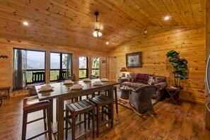 Smart TV, chimenea y libros 