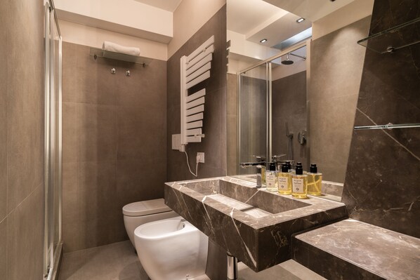 Amenidades de baño gratuitas, secadora de cabello, batas, pantuflas 