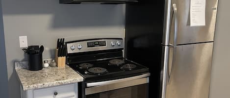 Een koelkast, een magnetron, een oven, een kookplaat
