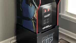Ein Midway Arcade Classic 1UP Spielautomat mit Mortal Kombat II Aufschrift.