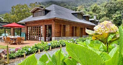 Spacious 7-bedroom chalets in the mountainous forests near Cali with WiFi