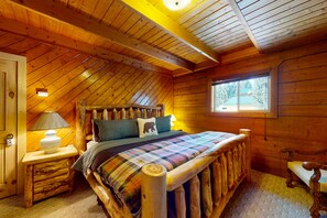 3 bedrooms, desk, Internet, bed sheets