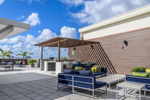 Terrace/patio - Luxurious 2bd/2ba Condo in Wynwood w/ Pool & FREE Parking (Miami)