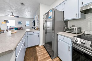 冰箱、微波炉、烤箱、炉灶