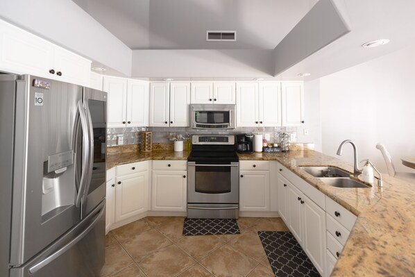 Fridge, microwave, oven, stovetop - Desert Oasis in Val Vista Lakes - Heated Pool (Gilbert)