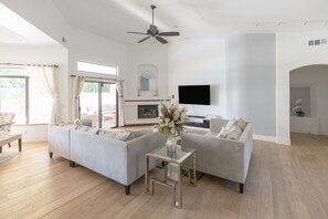 Smart TV, fireplace - Desert Oasis in Val Vista Lakes - Heated Pool (Gilbert)