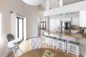 Fridge, microwave, oven, stovetop - Desert Oasis in Val Vista Lakes - Heated Pool (Gilbert)