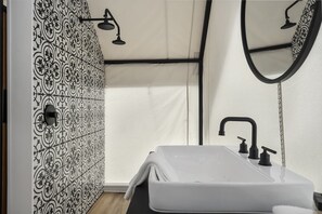 Douche, séchoir à cheveux, serviettes fournies