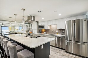 Frigorífico, microondas, horno y placa de cocina