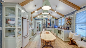 冰箱、微波炉、烤箱、炉灶