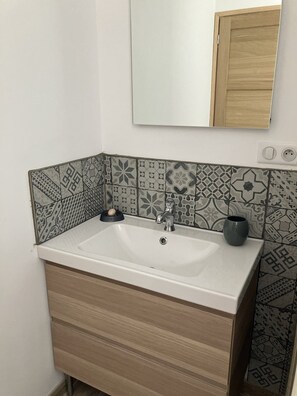 Dusche, Haartrockner, Handtücher, Seife