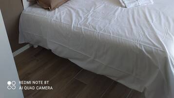 4 slaapkamers, een strijkplank/strijkijzer, reisbedje, gratis wifi