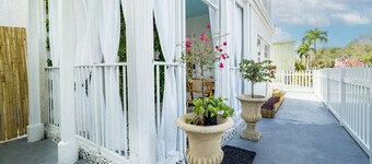 "Sleep with the alligators" at this alligator themed 3/1 in West Palm Beach!