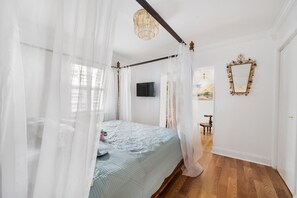 3 makuuhuonetta, työpöytä, ilmainen Wi-Fi, vuodevaatteet