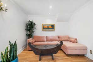 Smart-TV, Kamin, Bücher, Arbeitsbereiche