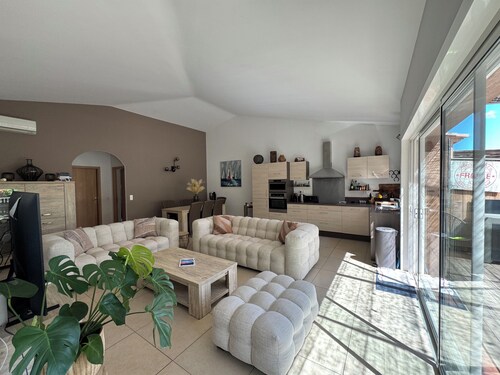 Air-conditioned house in private residence with secure swimming pool, 5 minutes from the beach