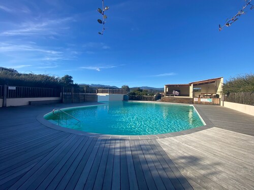 Air-conditioned house in private residence with secure swimming pool, 5 minutes from the beach