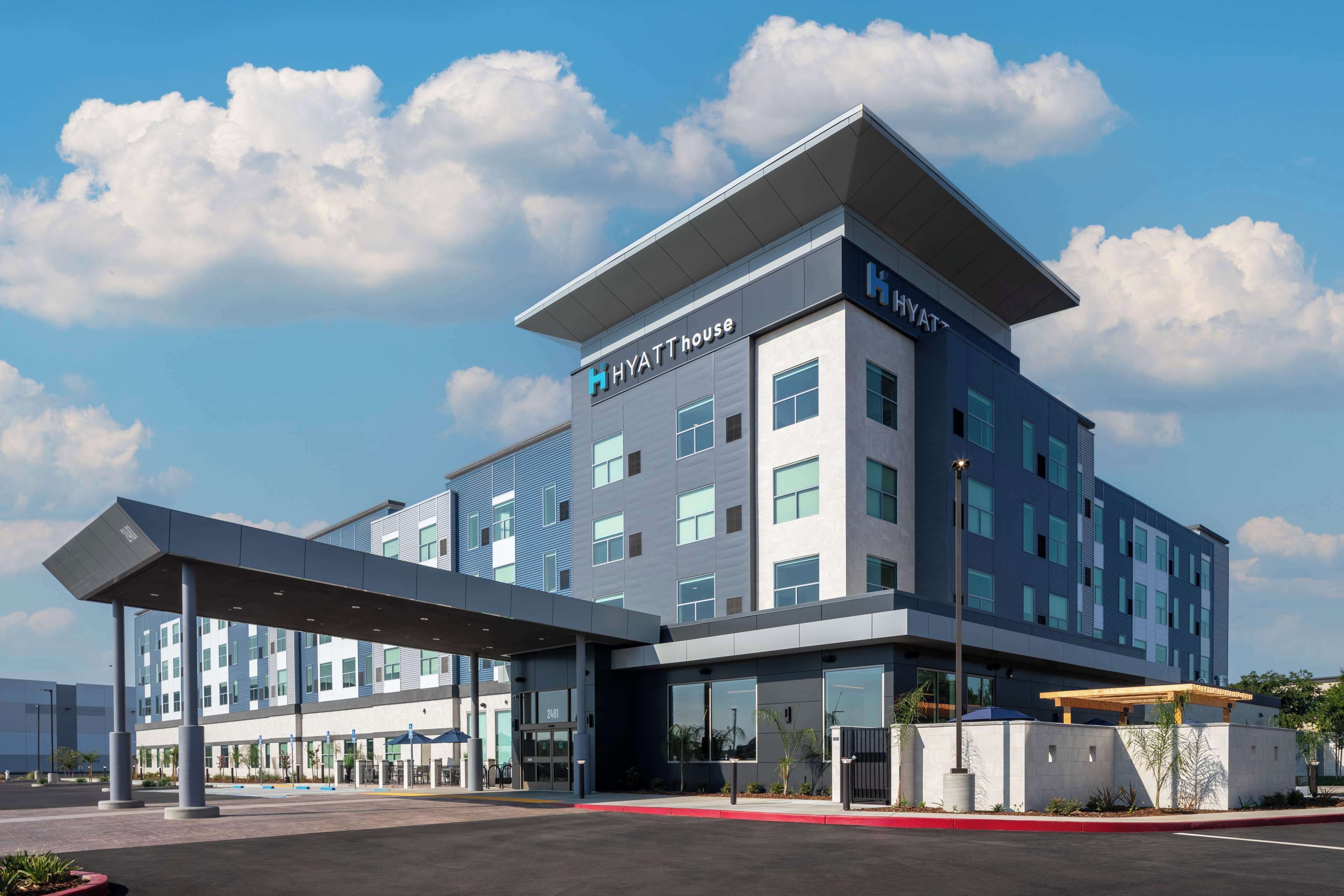 المنشأة من الخارج