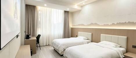 Una habitación de hotel con dos camas, un escritorio y una silla.