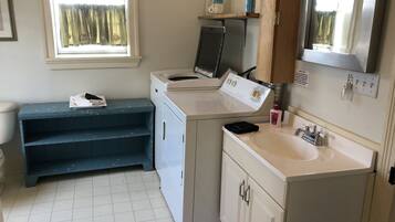 Secador de pelo, toallas, jabón, shampoo