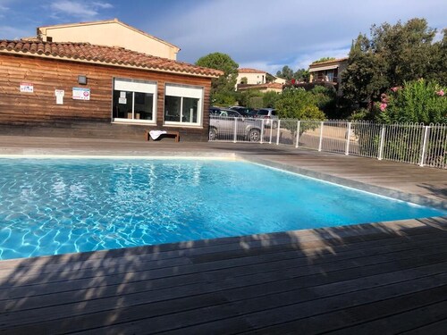 Apartment in residence with swimming pool, janitor, 7 minutes walk from the beach