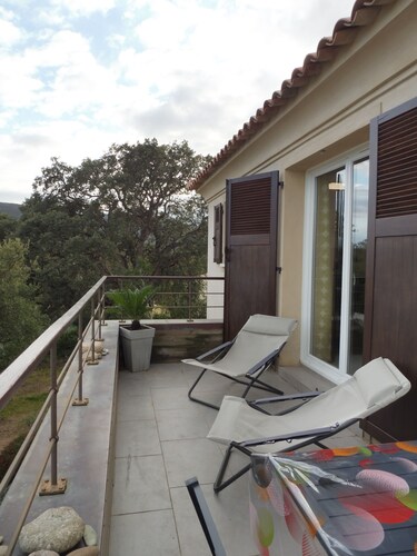 appartement dans résidence avec piscine, gardien , 7 minutes à pied de la plage