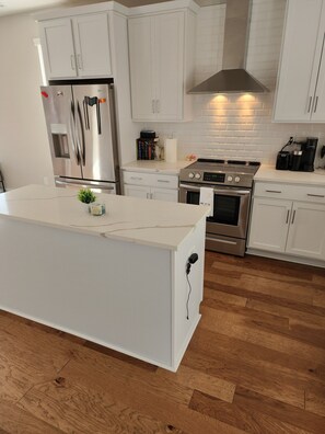 Fridge, oven, stovetop - Beautiful Southend townhome (Charlotte)