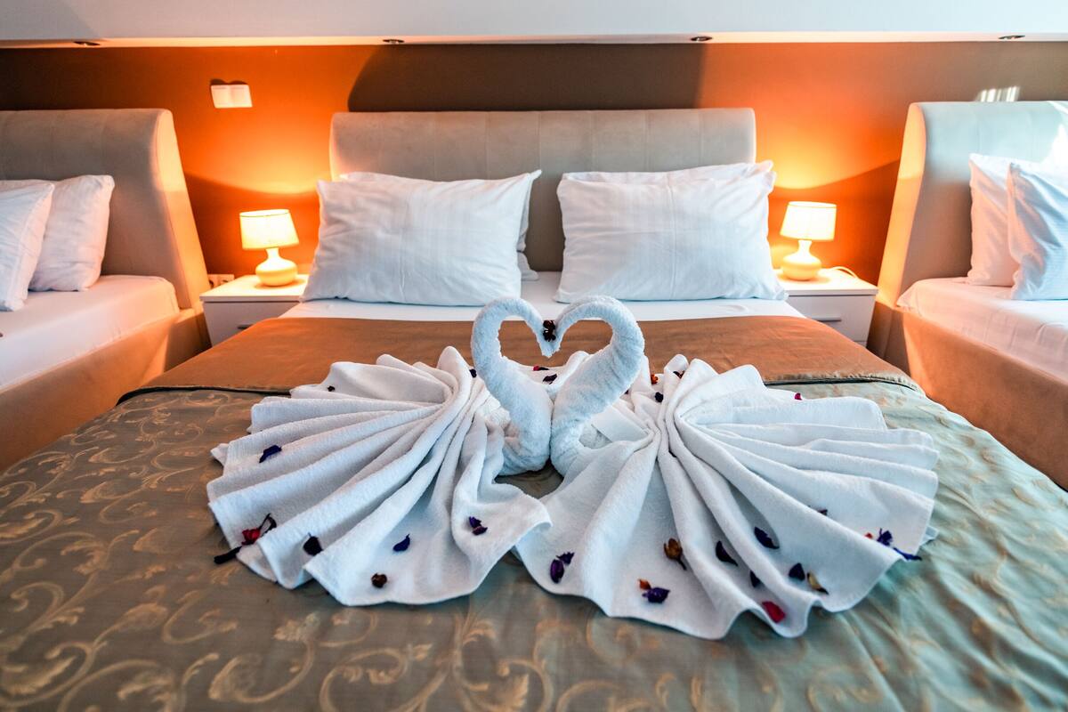 Habitación cuádruple económica | Ropa de cama de alta calidad, camas con efecto memoria y wifi gratis
