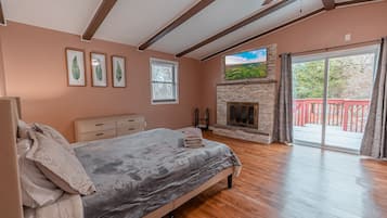 3 bedrooms, travel crib, WiFi, bed sheets
