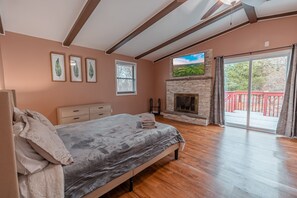 3 bedrooms, travel cot, WiFi, bed sheets - Practically Lakefront Family&Pet Friendly Poconos Perfection w/Hottub (Albrightsville)