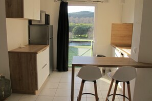 Kühlschrank, Mikrowelle, Ofen, Geschirrspüler