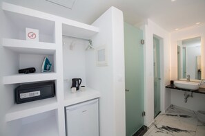 Economy Room | Bathroom | Shower, hair dryer, slippers, bidet