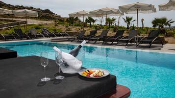 2 piscinas al aire libre (de 09:00 a 21:00), tumbonas