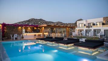 2 piscinas al aire libre (de 09:00 a 21:00), tumbonas