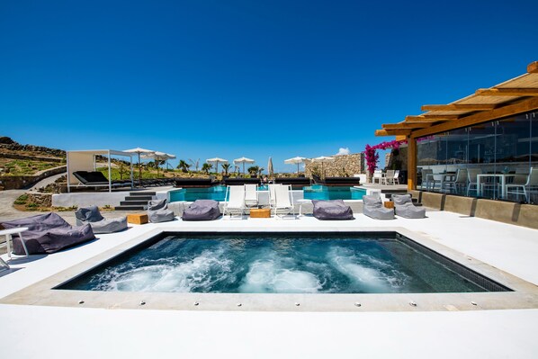 Outdoor spa tub - Bianco a Nero Mykonos (Mykonos)