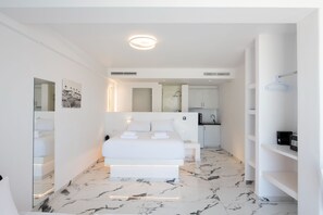 Family Studio | Egyptian cotton sheets, premium bedding, down duvets, pillow-top beds - Bianco a Nero Mykonos (Mykonos)