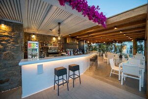Bar junto a la piscina