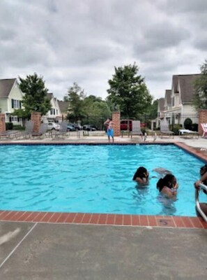 Piscine intérieure, piscine extérieure