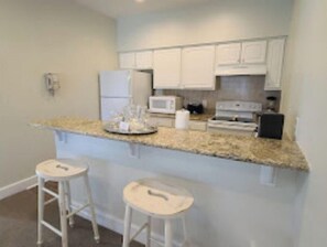 Private kitchen - KINGS CREEK PLANTATION  A TIME SHARE PROPERTY (Williamsburg)