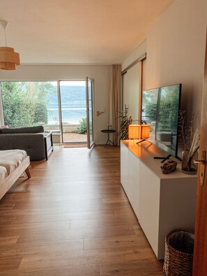 Smart TV, fireplace, stereo
