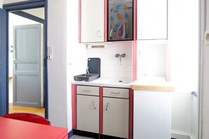 Douche, sèche-cheveux, serviettes fournies