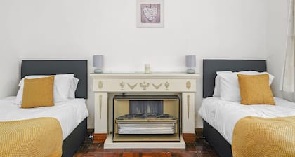 20% Off | Featured | 4 Bedroom House | Close Wollaton