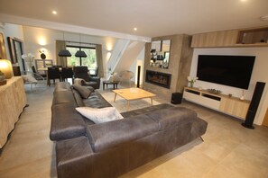 TV, stereo - LUXURY WOODLAND RETREAT (Saint Breock, Wadebridge)