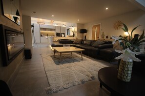 TV, stereo - LUXURY WOODLAND RETREAT (Saint Breock, Wadebridge)