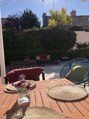 Outdoor dining - Casa Tranquil Azul - A tastefully renovated home (Albuquerque)