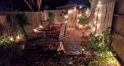 Cozy tiny house near beach, wine, and rocket launches!