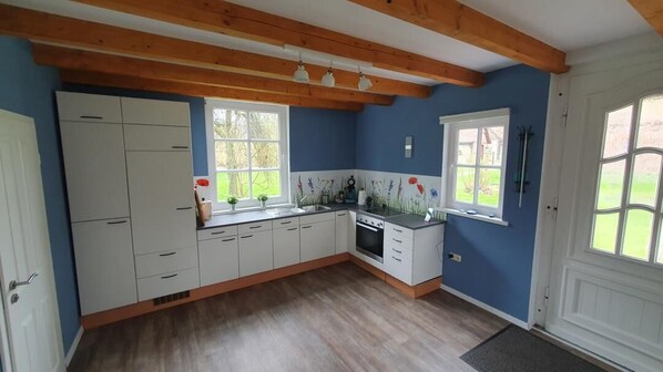 Kühlschrank, Ofen, Toaster, Hochstuhl